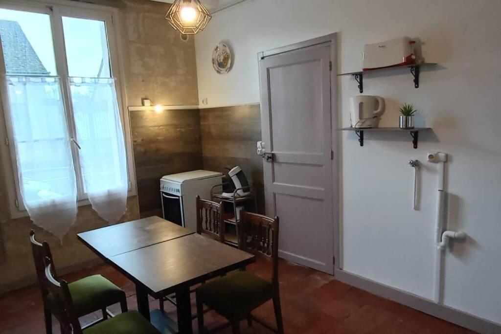 Appartement Rez De Jardin La Chartre-sur-le-Loir Luaran gambar